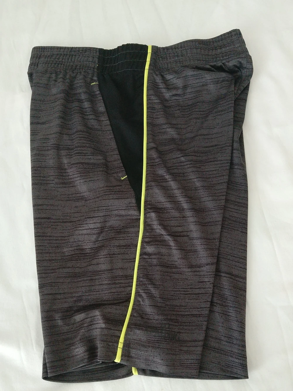 Spalding Boys Dark Grey, Black And Neon Green Athletic Shorts Size M (10-12)